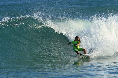 Surfista de 10 anos é líder da sub10 e um dos destaques na decisão do Circuito Paulista no sábado e domingo na Praia do Tombo, em Guarujá / Foto: Munir El Hage